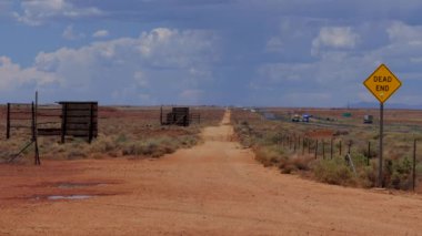 Çıkmaz sokak toprak yol ile bize otoyol Meteor City, Arizona, Amerika Birleşik Devletleri için Interstate 40 (I-40) imzala. Güneybatı ABD'de Amerikan çöl manzara görünümü üzerinde yolculuk