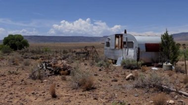 Römork San Fidel, New Mexico, Amerika Birleşik Devletleri yakınlarında çölde terkedilmiş. Güneybatı ABD küçük bir Amerikan köyde görünümünü. Yaz peyzaj ve seyahat