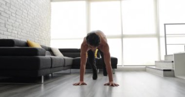 Evde eğitim güzel beyaz delikanlı. Çalışma dışarı sağlık, sağlık, fitness, sağlıklı bir yaşam tarzı yerli spor salonunda yakışıklı İspanyol erkek atlet. Şınav ve spor yapan Latin insanlar