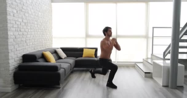 Knappe Jonge Blanke Man Training Thuis Prachtige Spaanse Mannelijke Atleet — Stockvideo