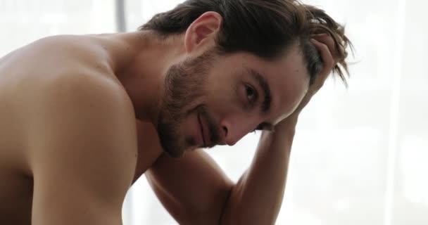 Porträtt Vackra Unga Vita Mannen Tittar Kameran Stilig Sensuell Spansktalande — Stockvideo