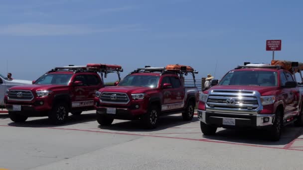 サンディエゴ カリフォルニア州 アメリカ合衆国 2018年 ホーヤ ビーチ近く サンディエゴ カリフォルニア州 アメリカ合衆国の駐車場ライフガード トラックのビュー — ストック動画