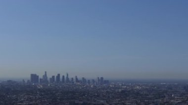 Ultra geniş açılı görünüş, Los Angeles, California, Amerika Birleşik Devletleri. Ünlü Amerikan şehri Tarih bize West Griffith Gözlemevi görüldüğü gibi Coast. Açık mavi gökyüzü ile kentsel görüş. Kopya alanı