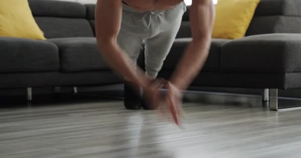 Jovem Branco Treinando Casa Apto Atleta Masculino Hispânico Exercitando Para — Vídeo de Stock
