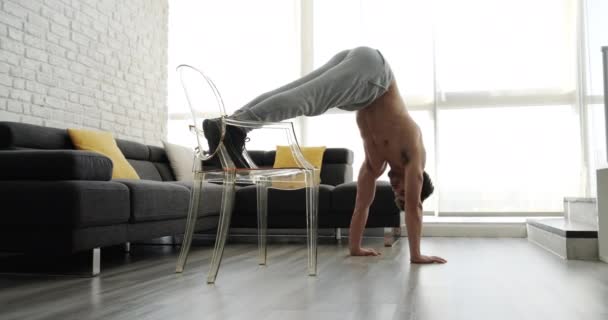 美丽的白人在家里训练 强壮的男运动员在家庭健身房锻炼健康 健康生活 拉丁人和体育活动 倾斜俯卧撑运动 — 图库视频影像