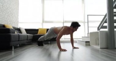 Evde eğitim genç beyaz adam uygun. Egzersiz sağlık, kilo kaybı, fitness, Aile içi spor salonunda sağlıklı yaşam için güçlü beyaz erkek atlet. Latino kişi ve spor. Patlayıcı bel soğukluğu push up