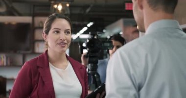 Mutlu işadamı kurumsal iş yerinde kadın gazeteci röportaj sırasında. Ofis Yöneticisi yanıtlama soru. Medya Tv muhabiri ile iş adamı olarak çalışan genç kadın. İnsanlar, iş, meslek