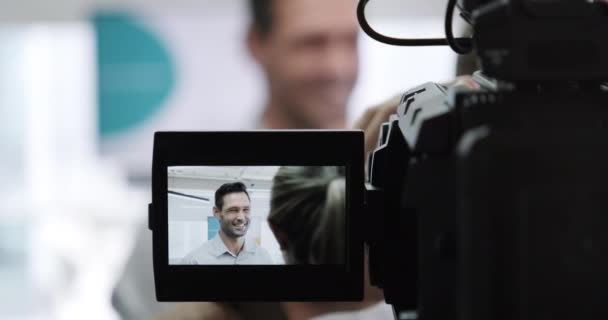 Empresário Feliz Durante Entrevista Corporativa Com Jornalista Vip Gerente Conversando — Vídeo de Stock