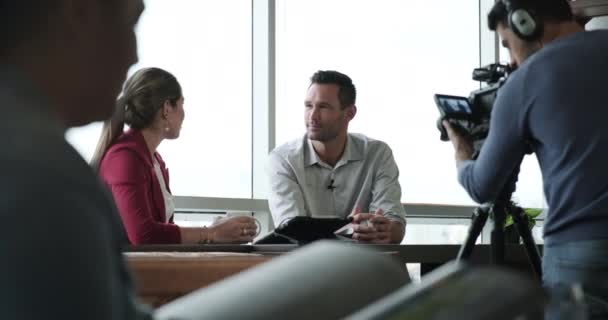 Feliz Hombre Negocios Durante Una Entrevista Corporativa Con Una Periodista — Vídeos de Stock