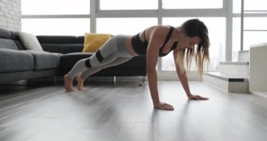 Evde eğitim güzel ve genç birbayan. Çalışma dışarı için sağlık, esenlik, fitness, sağlıklı bir yaşam tarzı yerli spor salonunda yakışıklı İspanyol kadın atlet. Şınav ve spor yapan Latin insanlar