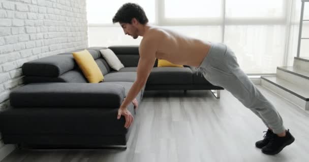 Hombre Caucásico Joven Haciendo Ejercicio Casa Atleta Masculino Hispano Entrenando — Vídeos de Stock