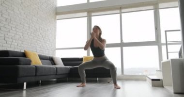 Evde eğitim güzel ve genç birbayan. Egzersiz sağlık, fitness, eğlence, eğlence, Aile içi spor salonunda sağlıklı yaşam için çok kadın atlet. Latin insanlar ve spor. Ve ağız kavgası