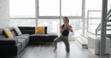 Genç kadın evde eğitim. Egzersiz sağlık, fitness, eğlence, eğlence, Aile içi spor salonunda sağlıklı yaşam için çekici kadın atlet. Latin kız, spor aktivitesi. Hiç bir şey için diz egzersiz atlar