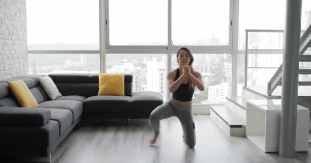 Jonge Vrouw Training Thuis Aantrekkelijke Vrouwelijke Atleet Uitoefening Voor Wellness — Stockvideo