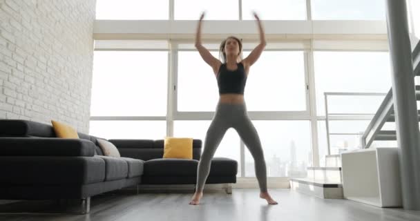 Jovem Treinando Casa Atleta Feminina Forte Trabalhando Para Treino Estilo — Vídeo de Stock