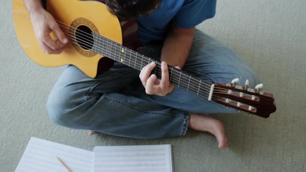 Clássico Guitarrista Cantando Música Homem Adulto Médio Relaxante Pessoas Felizes — Vídeo de Stock