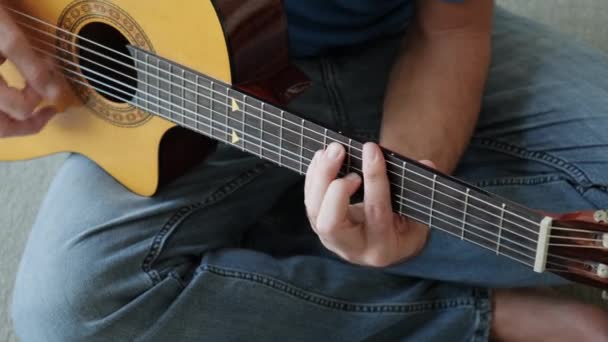 Homem Tocando Guitarra Clássica Cantando Música Cara Maduro Relaxante Pessoas — Vídeo de Stock