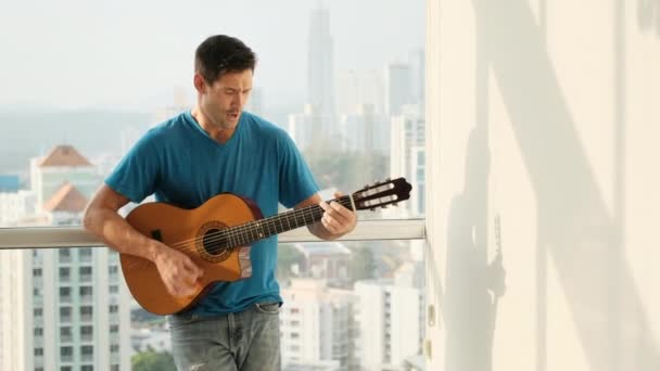 Homem Tocando Guitarra Clássica Cantando Música Cara Adulto Médio Relaxante — Vídeo de Stock