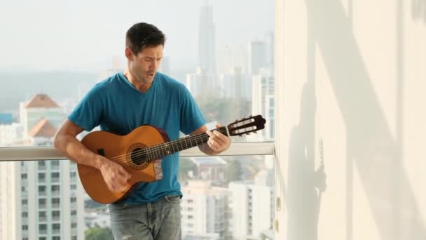 Uomo Che Suona Chitarra Classica Canta Canzoni Ragazzo Medio Adulto — Video Stock