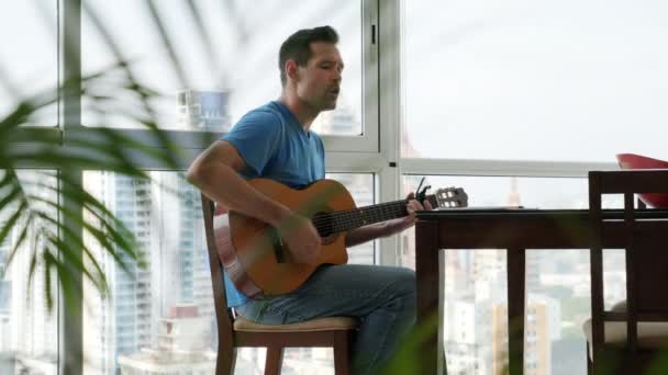 Retrato Guitarrista Clássico Cantando Música Homem Maduro Relaxante Pessoas Felizes — Vídeo de Stock