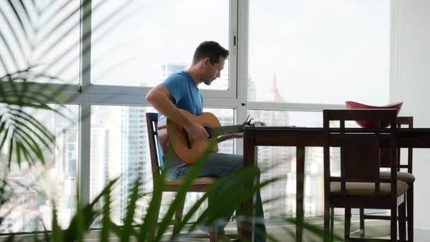 Homem Tocando Guitarra Clássica Cantando Música Cara Maduro Relaxante Pessoas — Vídeo de Stock