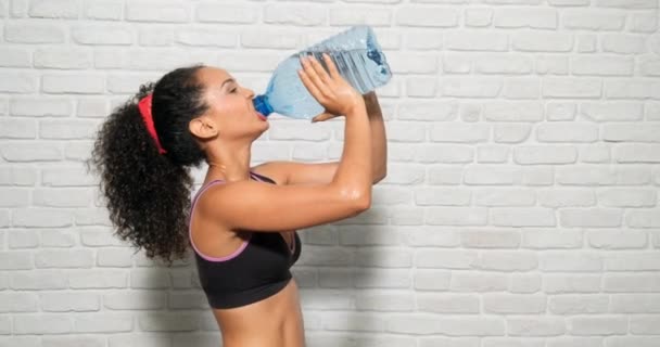 Jongeren Gezondheid Fitness Portret Van Vermoeide Afro Amerikaanse Vrouw Drinkwater — Stockvideo