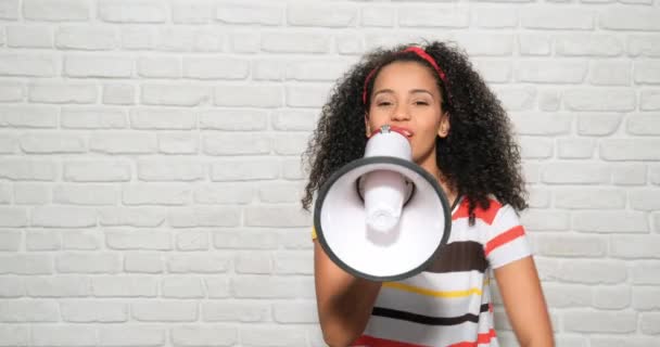 Jovens Sentimentos Emoções Retrato Mulher Americana Africana Feliz Gritando Com — Vídeo de Stock