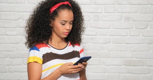 Jóvenes Sentimientos Emociones Triste Mujer Afroamericana Leyendo Malas Noticias Teléfono — Vídeos de Stock