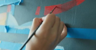 Fırça ve boyama tutan kadın el, sanatsal aktivite ile meşgul kız ve boya ile evde egzersiz, renk. Gençler ve iş, sanat mesleği, sanatçı, hobi. Yakın çekim, detay