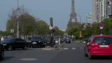 Paris, Fransa / Nisan 2019: Paris, Fransa, Avrupa'da araba ve trafik ile şehir sokak Kentsel görünümü. Arka planda Eyfel Kulesi