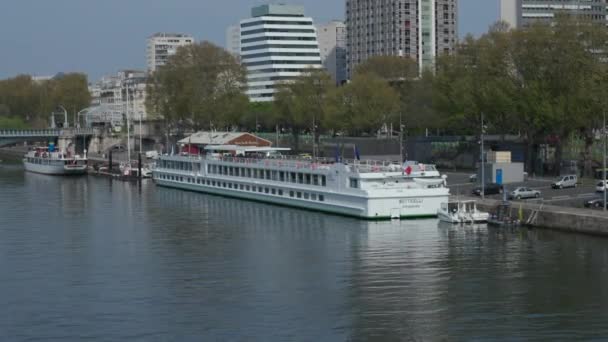 2019年4月 法国巴黎 欧洲塞内河 旅游船观光旅游 著名的法国地标和游客景点 — 图库视频影像