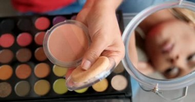 Yakın çekim kadın makyaj araçları, güzellik ekipmanları, ayna kullanarak kız ve kadın için fırçalar