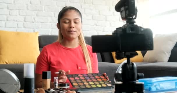 Fille Heureuse Maison Parlant Maquillage Devant Caméra Message Enregistrement Blogueur — Video