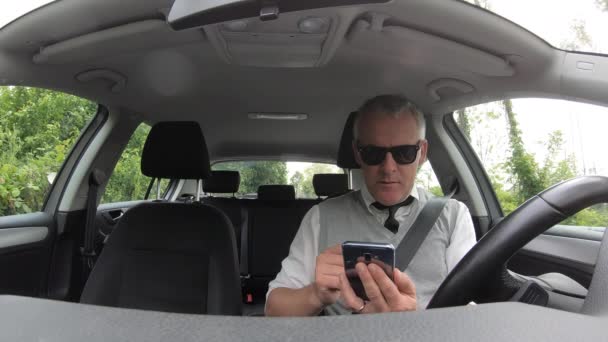 Ludzie Technologie Komunikacyjne Podróże Biały Człowiek Podróży Drogowej Kierowca Telefonem — Wideo stockowe