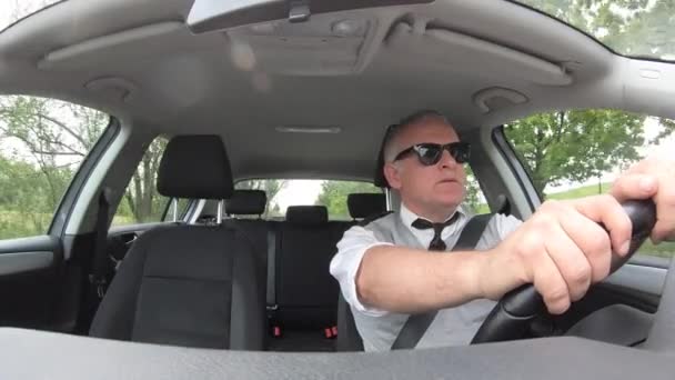 Blanke Man Road Trip Chauffeur Drinkt Koffie Man Rijdt Auto — Stockvideo
