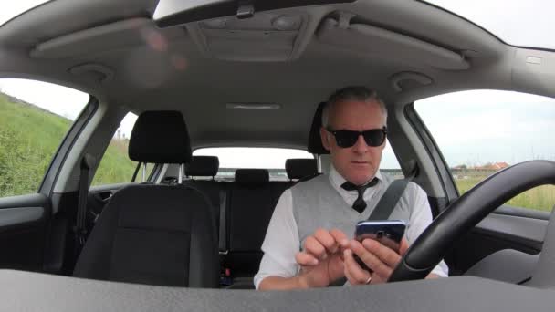Pessoas Viagens Tecnologia Comunicação Homem Com Telefone Celular Motorista Com — Vídeo de Stock