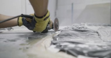 Plastik model ve yeni bina maket ile mimari tasarım stüdyosunda çalışan insanlar. Laboratuvarda sanatçı olarak çalışan meşgul genç adam. Profesyonel iş ile manuel işçi