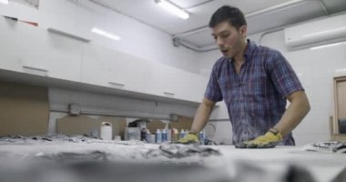 Plastik model ve yeni bina maket ile mimari tasarım stüdyosunda çalışan insanlar. Laboratuvarda sanatçı olarak çalışan meşgul genç adam. Profesyonel iş ile manuel işçi