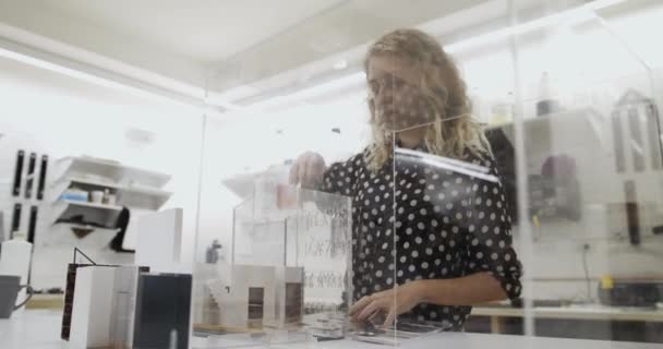 Les Gens Travail Dans Studio Design Architecture Avec Modèle Plastique — Video