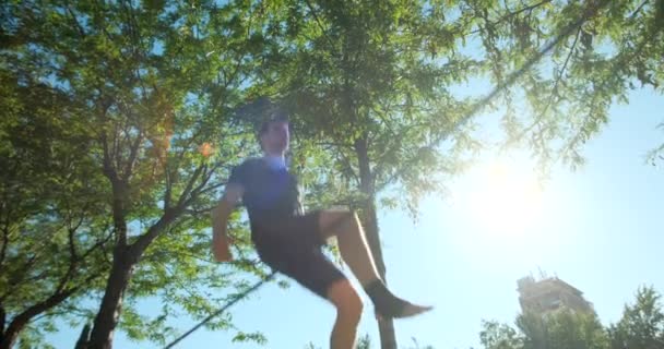 Junger Mann Tritt Als Akrobat Auf Und Trainiert Mit Slackline — Stockvideo