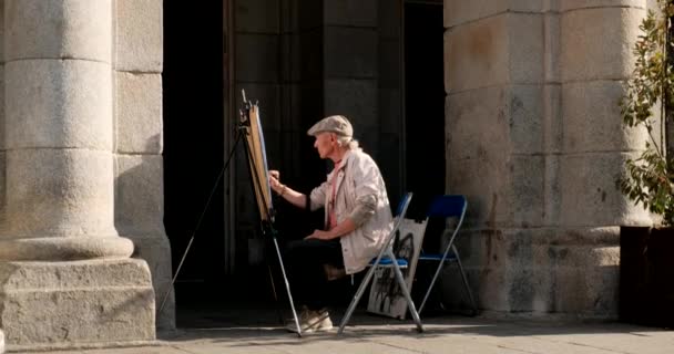 Vieil Homme Qualifié Peignant Sur Une Place Publique Madrid Espagne — Video