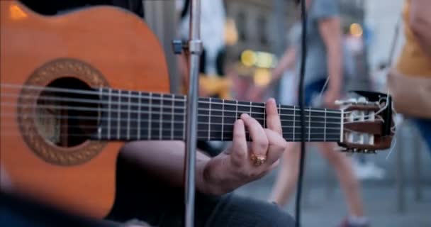 Ung Man Spelar Gitarr Och Sjungande Sång Trottoaren Gatukonstnär Med — Stockvideo