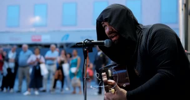 Joven Tocando Guitarra Cantando Acera Artista Callejero Realizando Espectáculo Callejero — Vídeo de stock