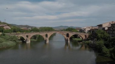 Puente La Reina, Camino de Santiago veya Saint James Yolu boyunca İspanyol köyü havadan görünümü. Navarre bölgesinde köprü ve nehir ile Kentsel peyzaj, İspanya gökyüzünde uçan drone görüldü