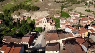 Belorado havadan görünümü, Burgos ilinde İspanyol köyü, Kastilya-Leon, Camino de Santiago veya St James Way boyunca İspanya. Santa Maria Kilisesi ile Manzara gökyüzünde uçan drone görüldü