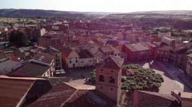 Belorado havadan görünümü, Burgos ilinde İspanyol köyü, Kastilya-Leon, Camino de Santiago veya St James Yolu boyunca İspanya. Gökyüzünde uçan drone görülen kilise üzerinde Leylek yuva