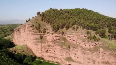 Najera, Camino de Santiago veya Saint James Yolu boyunca İspanya'da küçük bir İspanyol köyü havadan görünümü. Gökyüzünde uçan drone'dan görülen uçurum mağaraları ve konutlar