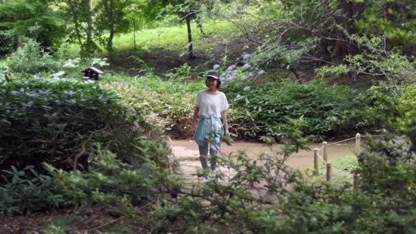 Şehir Parkında Yürüyen Koşan Asyalı Kadın Dışarıda Koşan Mutlu Japon — Stok video