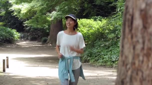 Asiatin Läuft Und Läuft Stadtpark Glückliche Japanerin Beim Joggen Freien — Stockvideo