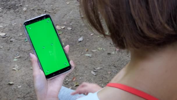 Asyalı Kadın Şehir Parkında Internet Posta Için Akıllı Telefon Kullanıyor — Stok video